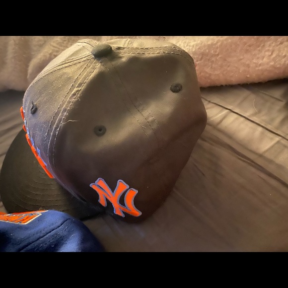 New york Yankees and Knicks hats - Picture 3 of 6